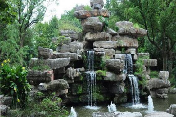 小型假山水池庭院